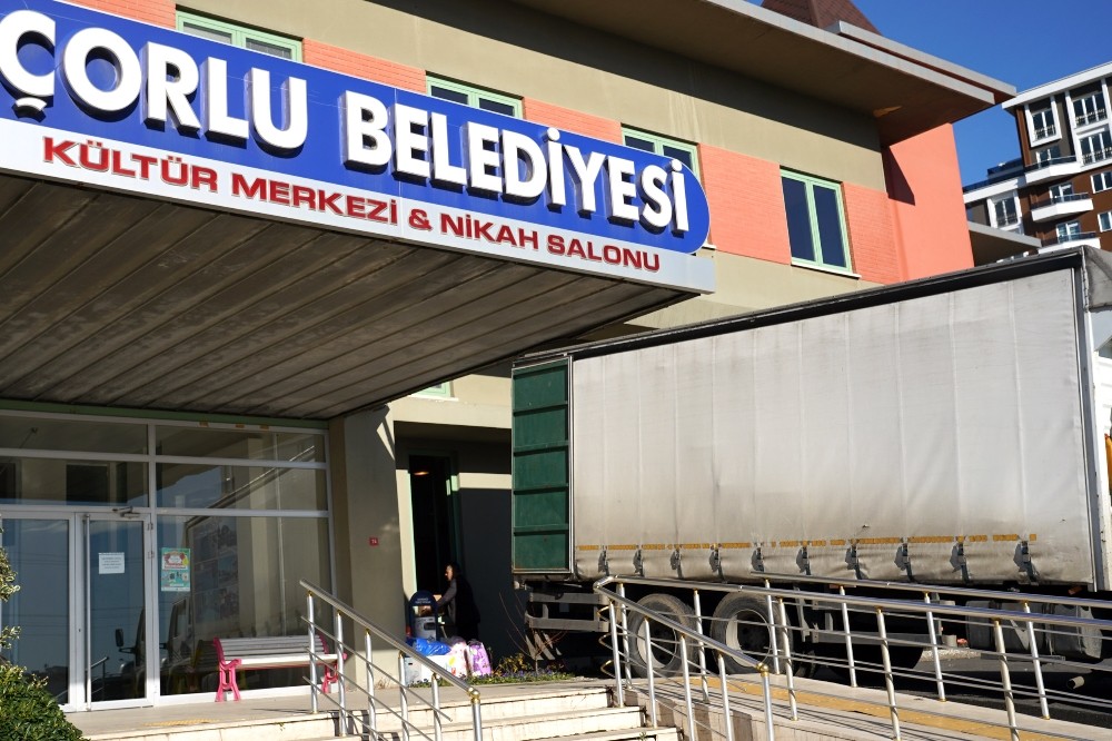 Çorlu’da toplanan yardım malzemeleri deprem bölgesine gönderildi 