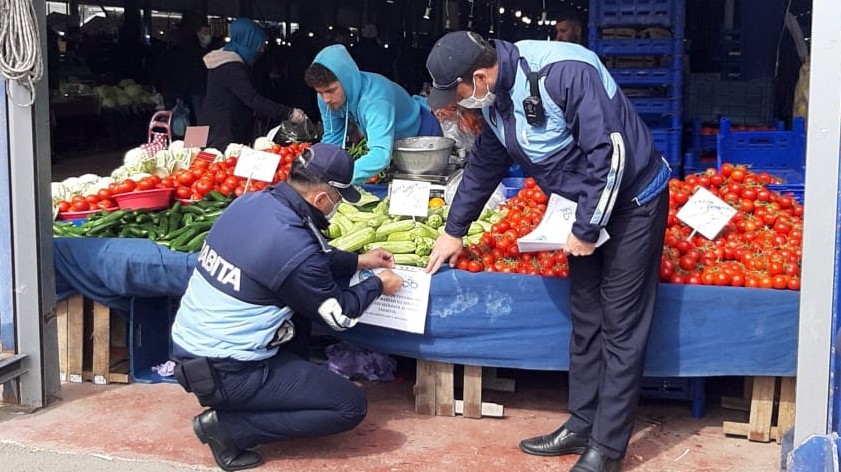 Çorlu’da yaş sebze ve meyveleri seçerek almak yasaklandı 