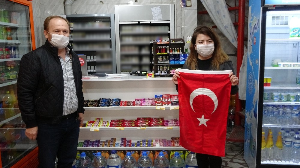 Çorlu’daki bakkallara maske ve Türk bayrağı dağıtıldı 