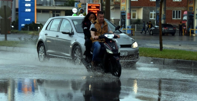 Çorlu'yu sağanak vurdu: Yollar göle döndü
