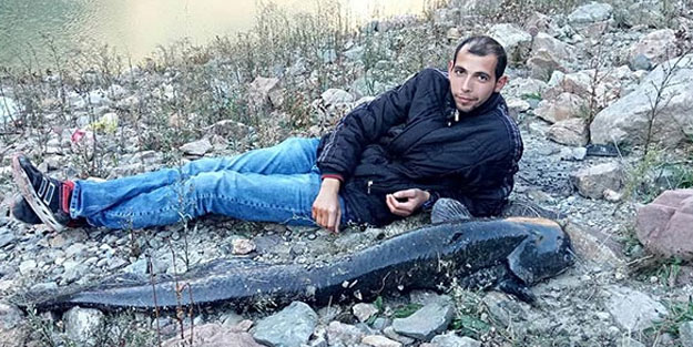 Çoruh Nehri'nde 180 santimlik dev yayın balığı yakaladı!