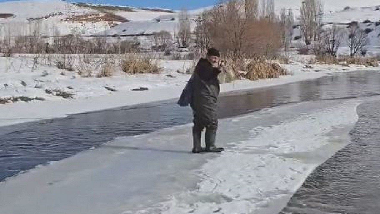Çoruh Nehri’nde tehlikeli yolculuk: Buz kütlesini sal gibi kullandı