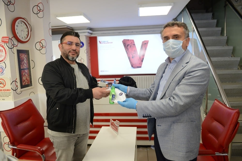 Çorum Belediyesi’nden esnafa dezenfektan ve maske 