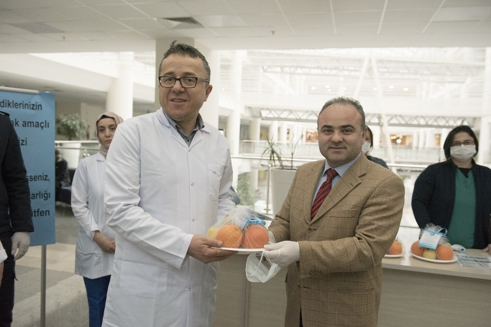 Çorum Belediyesi’nden sağlık çalışanlarına meyve ikramı 
