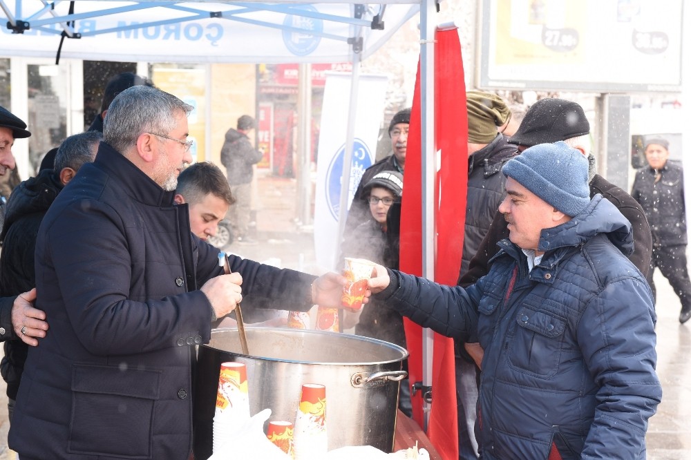 Çorum Belediyesi’nden sıcak çorba ikramı 