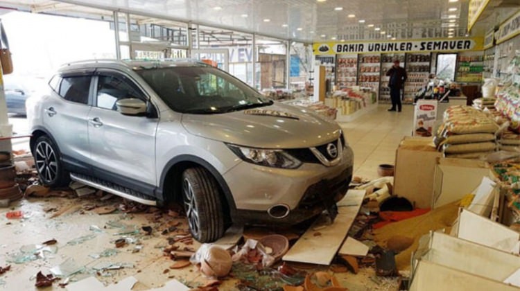 Çorum'da alışveriş yapmak istediği dükkana böyle daldı