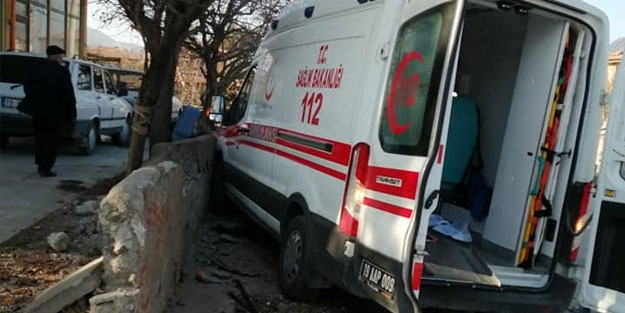 Çorum'da ambulansla otomobil çarpıştı: 3 yaralı