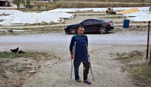Çorum'da bahçede çay içerken bacağından vuruldu, çayını bırakmadı