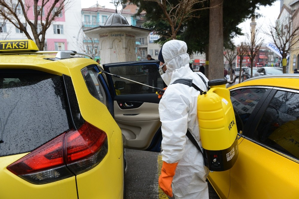 Çorum’da belediye ekipleri ticari taksileri dezenfekte ediyor 