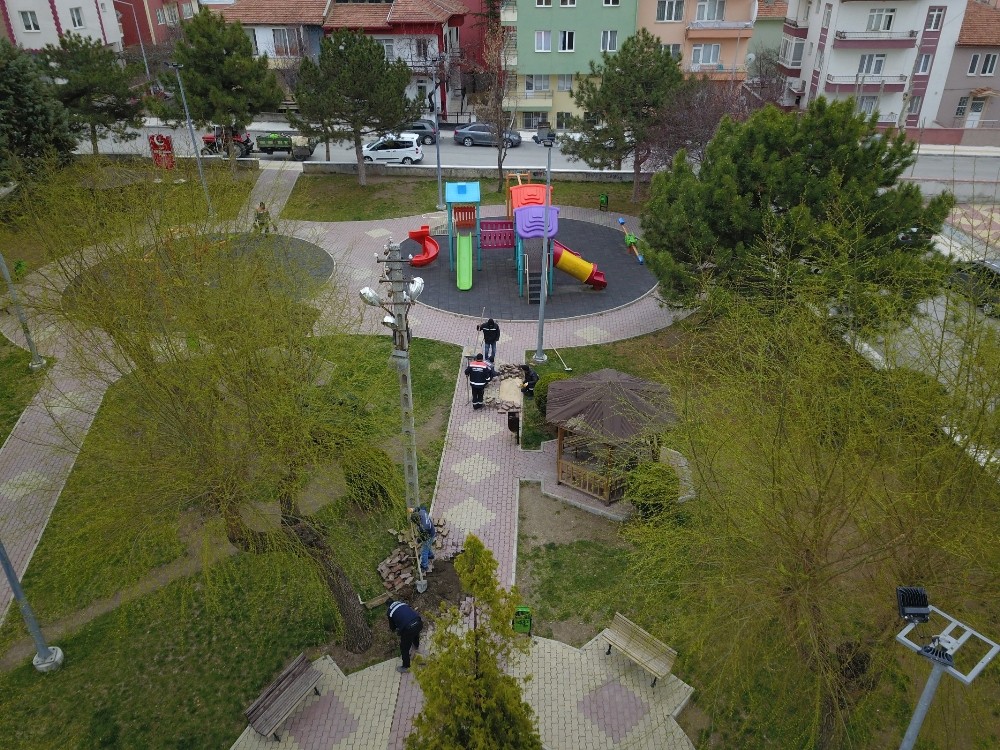 Çorum’da belediye parkları bahara hazırlıyor 