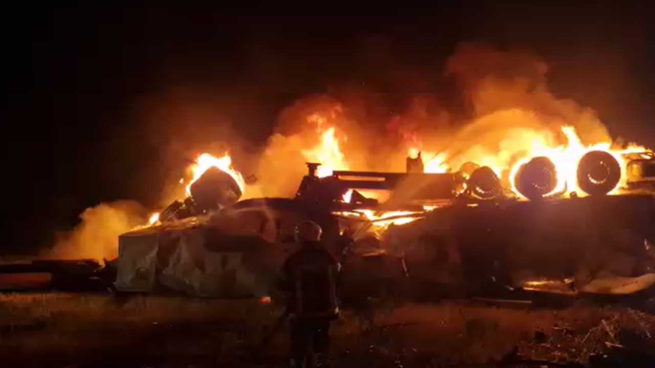 Çorum’da devrilen TIR alevlere teslim oldu