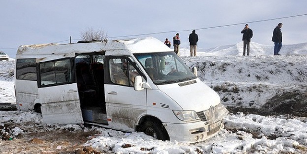 Çorum'da doktor ve öğretmenleri taşıyan servis devrildi