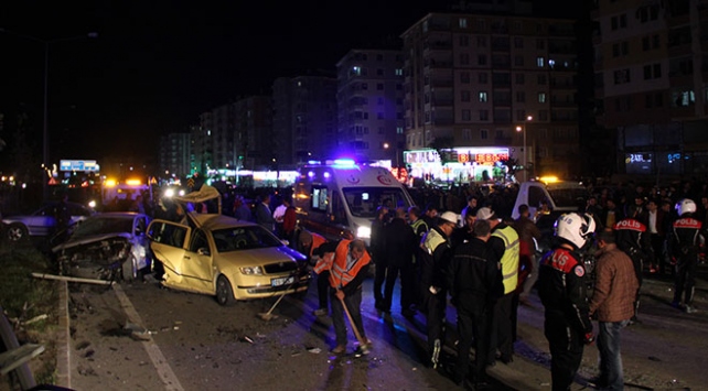 Çorum'da düğün konvoyunda zincirleme kaza: 22 yaralı