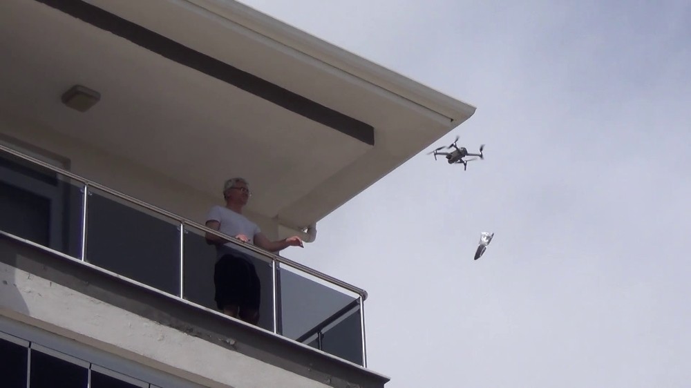 Çorum’da evden çıkamayanlara drone ile maske servisi 