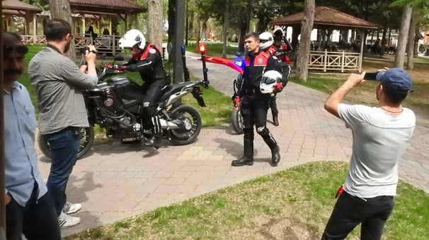 Çorum'da gazetecilerden 'saldırıya uğradık' ihbarıyla gelen polislere sürpriz kutlama