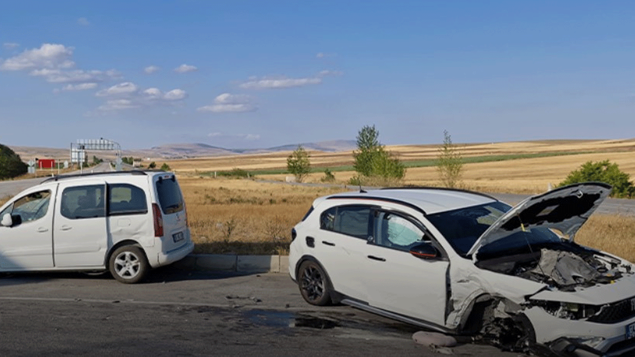 Çorum'da hafif ticari araç ile otomobil çarpıştı: 10 yaralı!