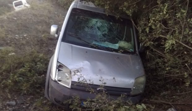Çorum’da hafif ticari otomobil şarampole uçtu: 2 yaralı