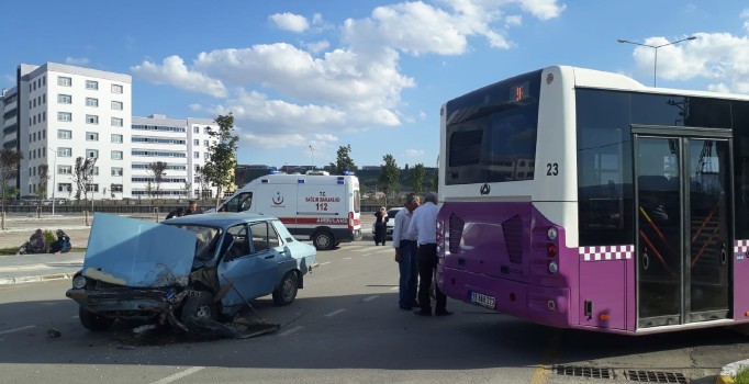 Çorum’da halk otobüsü ile otomobil çarpıştı: 4 yaralı