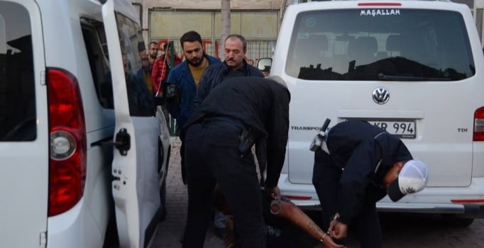 Çorum’da kapkaççıyı yakalayıp polise teslim ettiler
