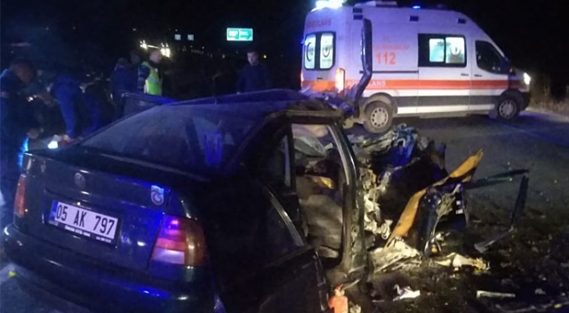 Çorum’da otomobil kamyona çarptı: 2 yaralı