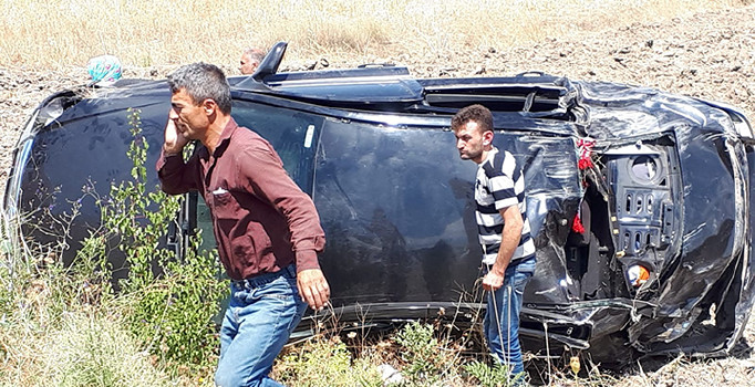 Çorum'da otomobil takla atıp tarlaya uçtu : 6 kişi yaralandı