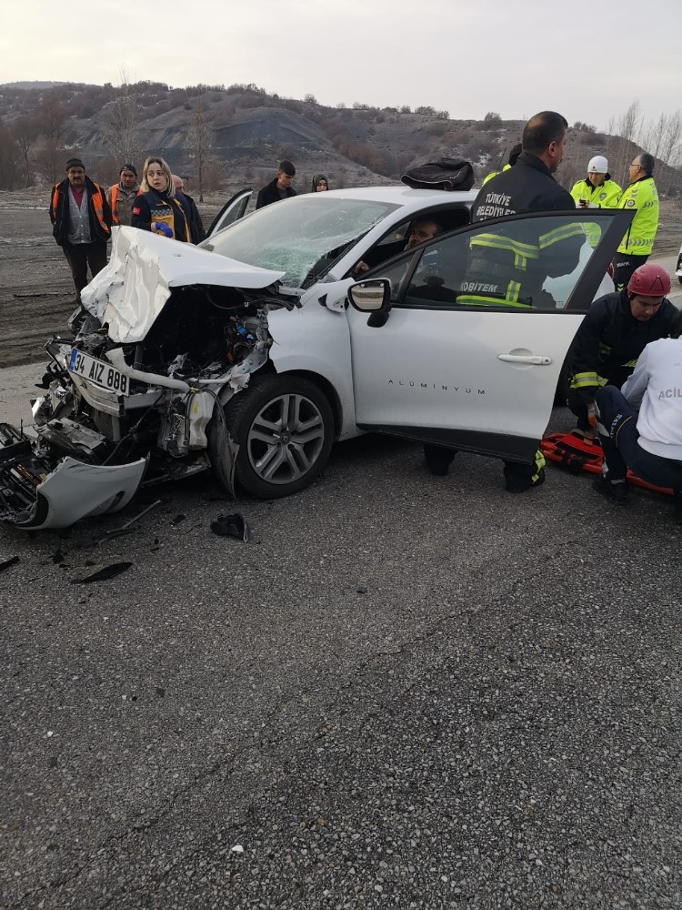 Çorum’da otomobil traktöre çarptı: 2’si ağır 3 yaralı 