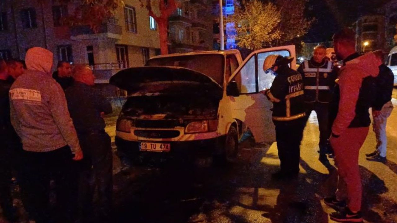 Çorum'da park halindeki kamyonet yandı