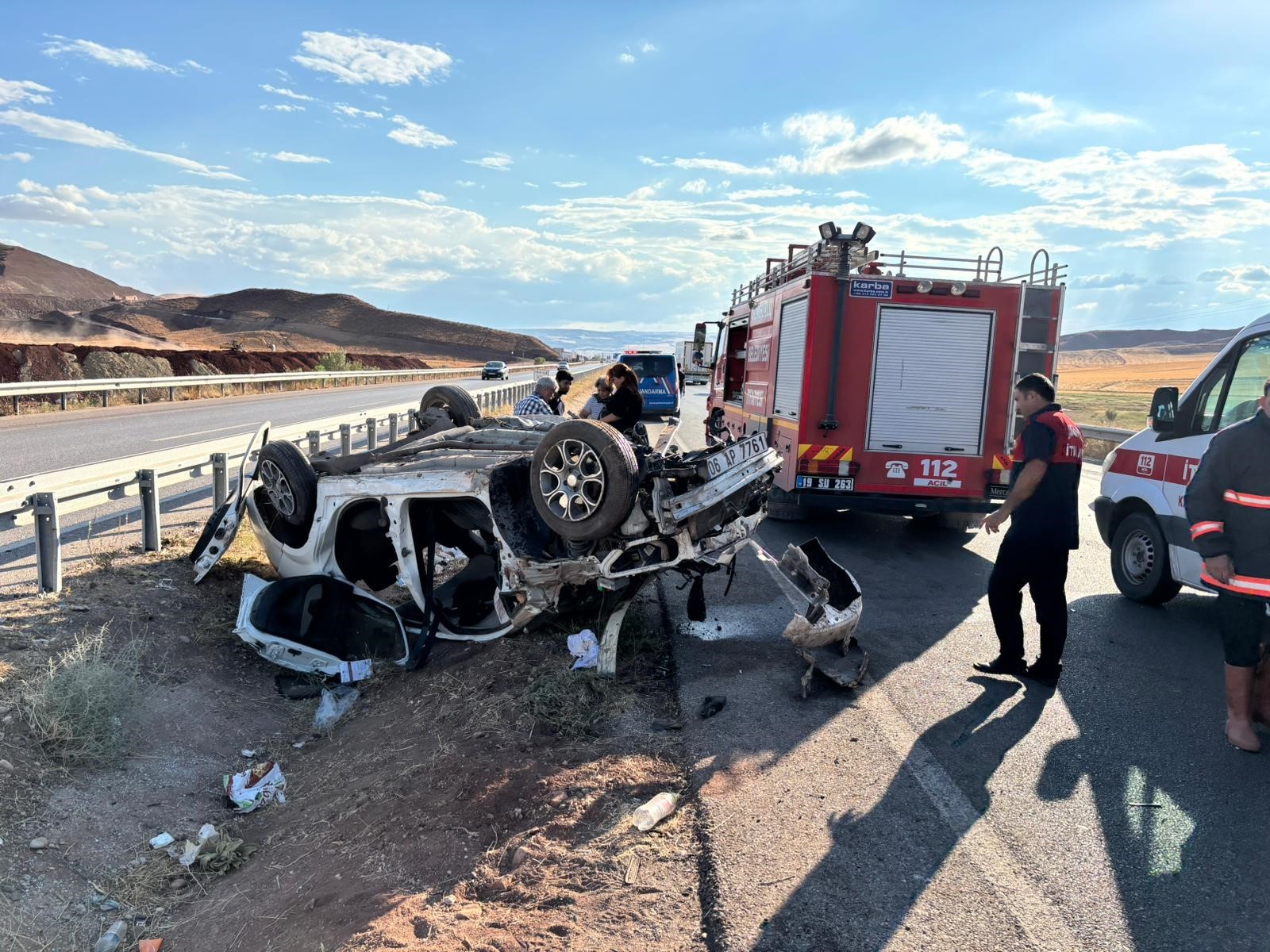 Çorum’da takla atan otomobil hurdaya döndü: 3 yaralı