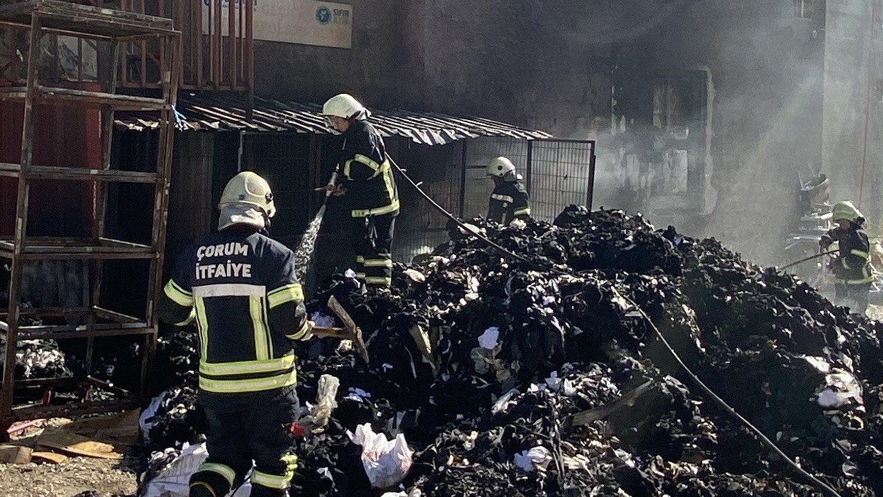 Çorum’da tekstil atıkları tutuştu, mahalleyi duman kapladı