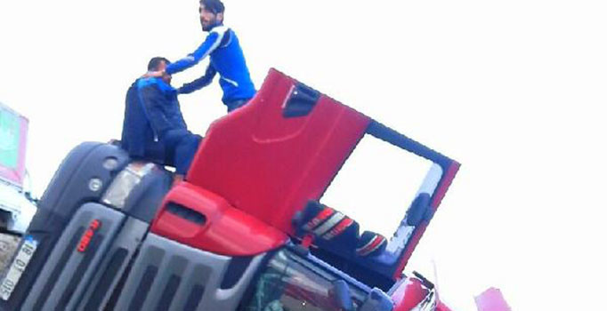 Çorum'da tır devrildi: 1 Yaralı