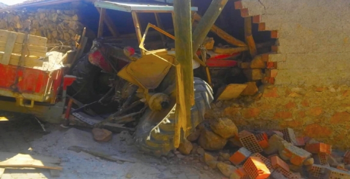 Çorum'da traktör eve girdi: 5 yaralı