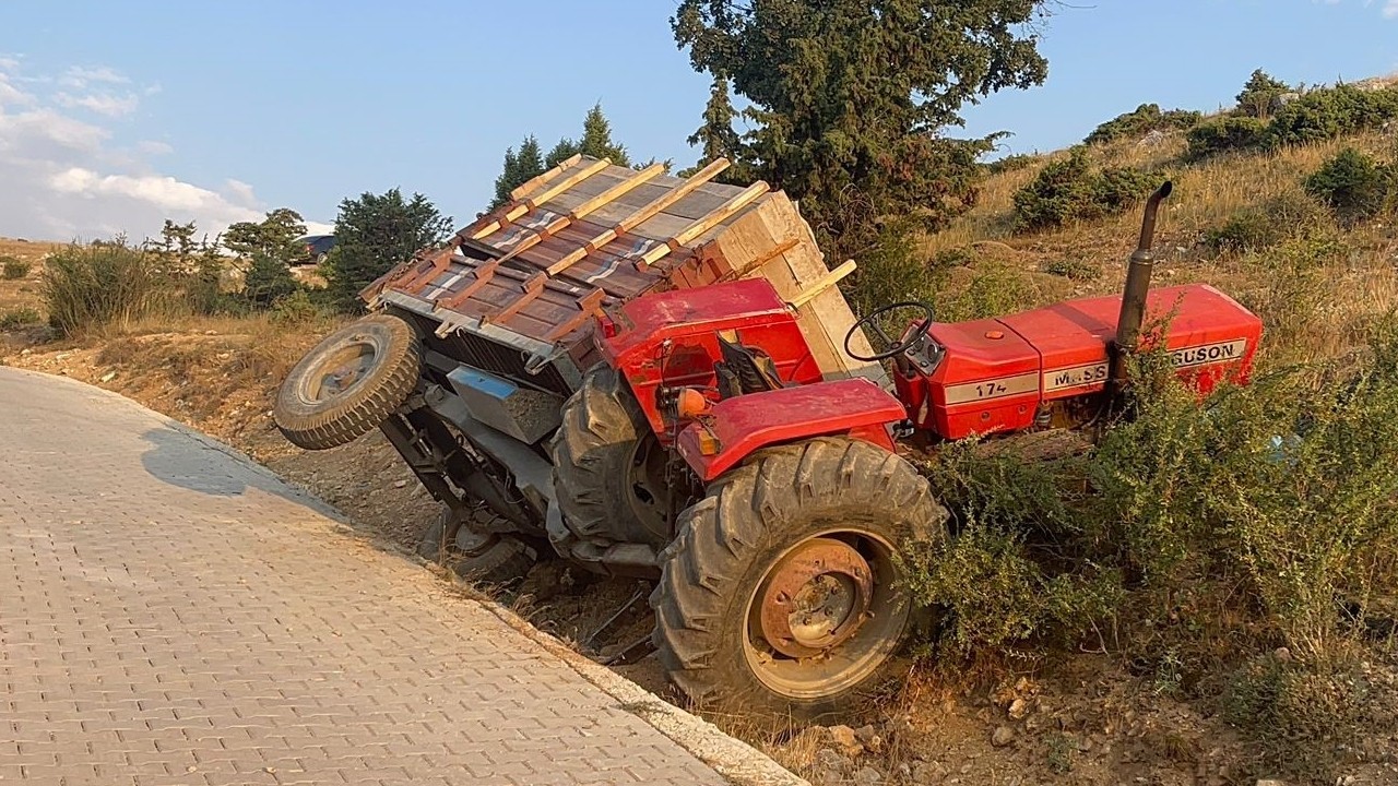 Çorum’da traktör şarampole devrildi