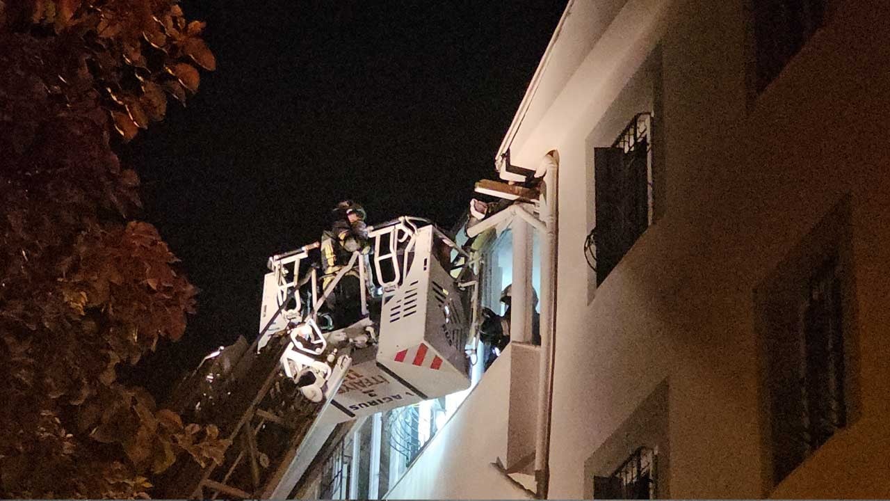 Çorum’da yangında mahsur kalan 7 kişi merdivenle kurtarıldı