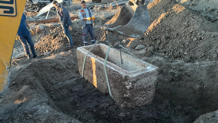 Çorum'da yol çalışması sırasında 2 bin yıllık lahit bulundu