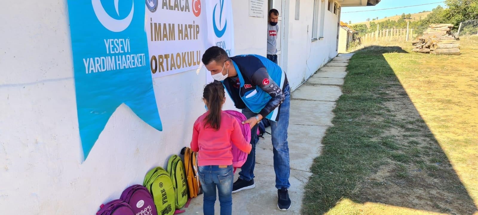 Çorum'dan Kuzey Makedonya'daki Türk öğrencilere kırtasiye yardımı