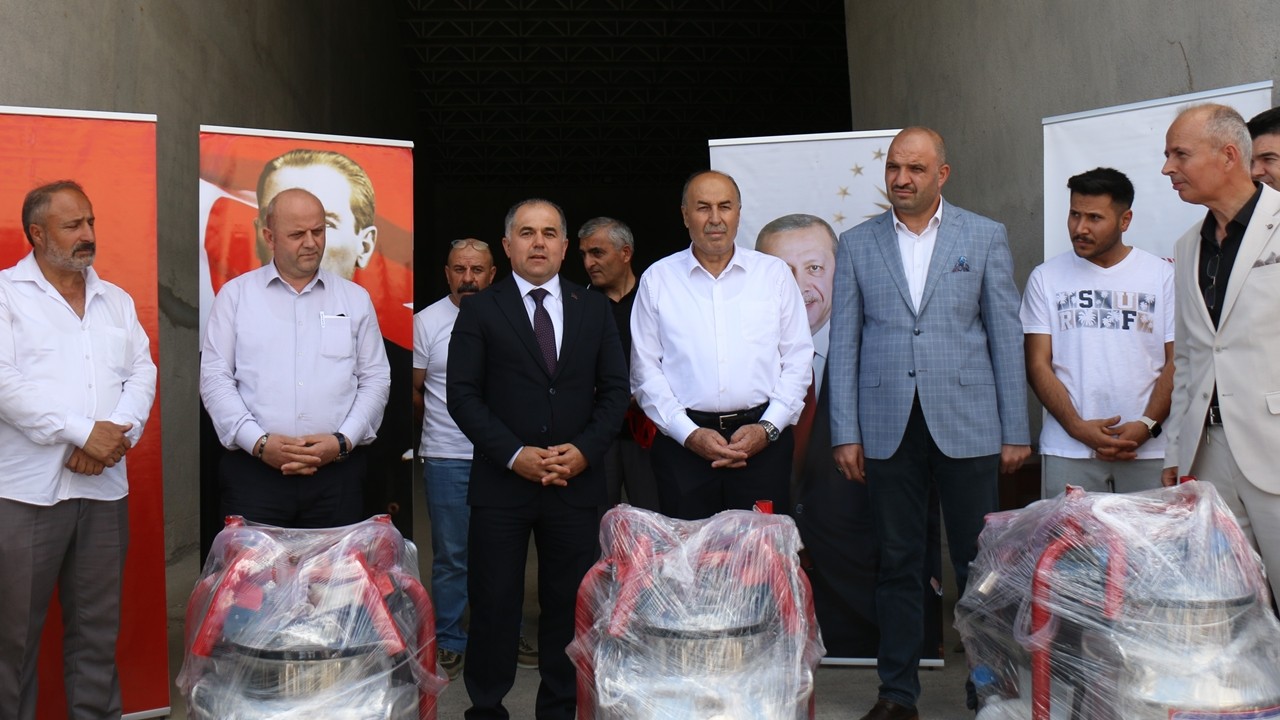 Çorum’un Boğazkale ve Alaca ilçelerinde üreticilere mobil süt sağım makinesi dağıtıldı