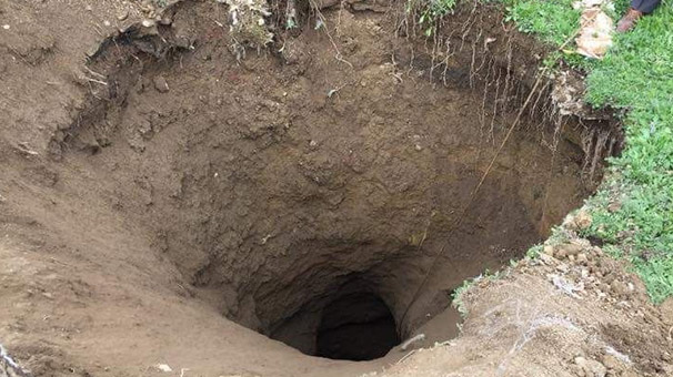 Çorum'un Sungurlu ilçesine bağlı köyde 30 metre derinliğinde obruk oluştu