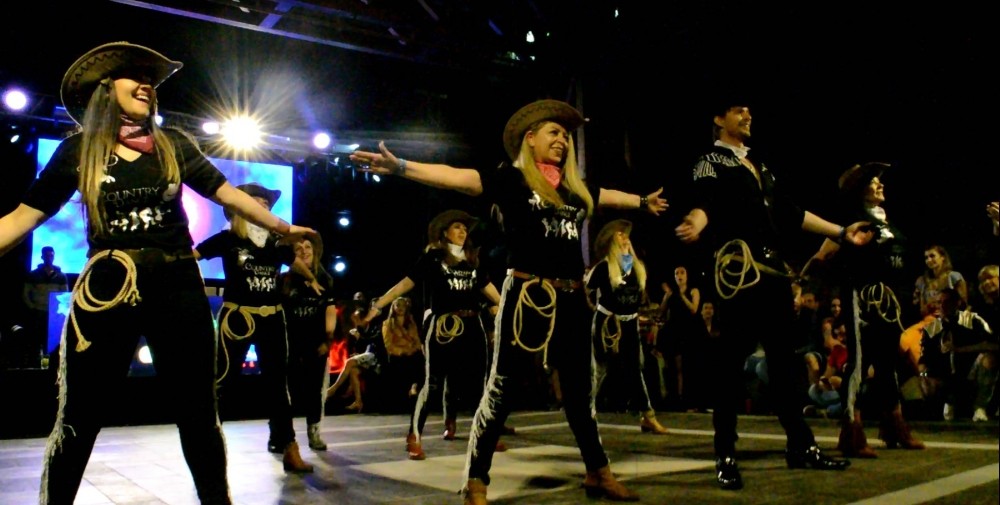 Country Dance beğeni topladı 