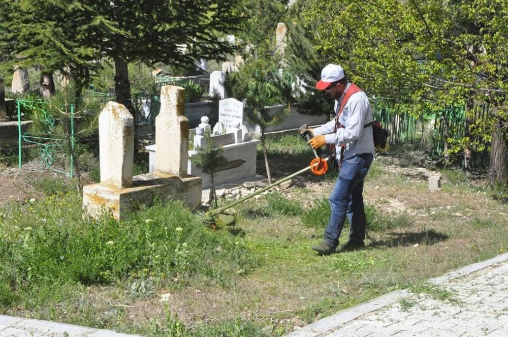 Covid-19 mezar temizliğine engel olmadı 