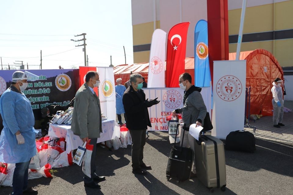 Covid-19 tahliyelerinde fidan hediye edildi 