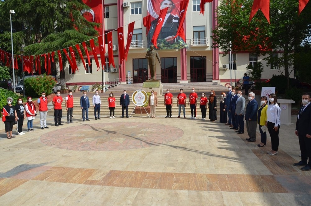 Covid-19 tedbirleri kapsamında maskeli ve sosyal mesafeli 19 Mayıs kutlaması 