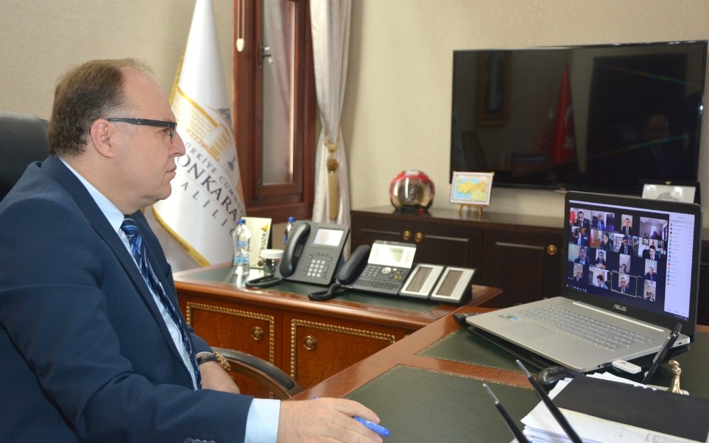 Covid-19’a karşı ilçelerde alınan tedbirleri canlı bağlantıyla değerlendirdi 