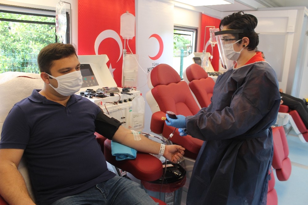Covid-19’u yenen iki hasta daha immün plazma bağışında bulundu 