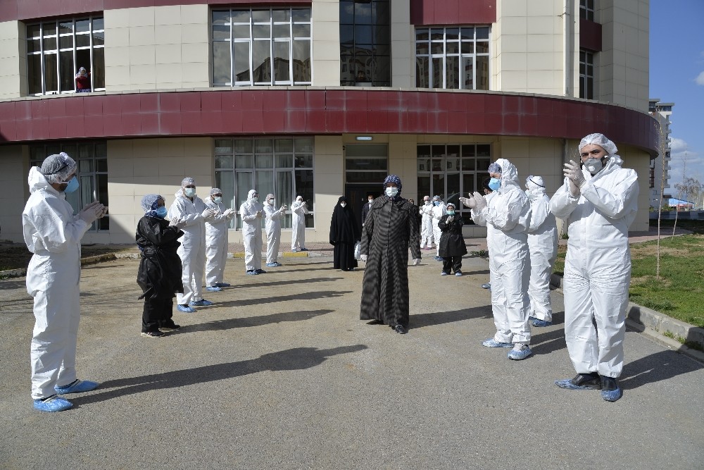 Covid-19’u yenip alkışlarla taburcu oldular 