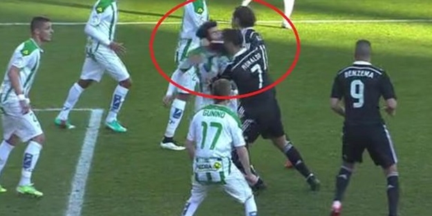 Cristiano Ronaldo, rakibini yumrukladı