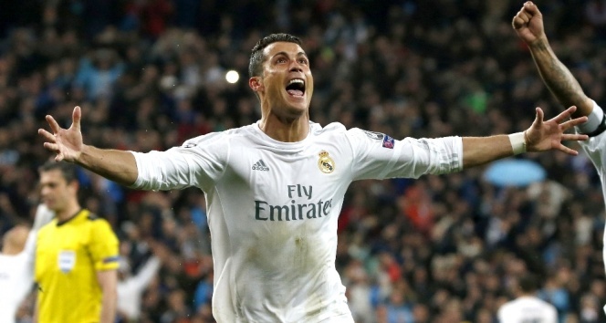 Cristiano Ronaldo muhabirin mikrofonunu göle attı