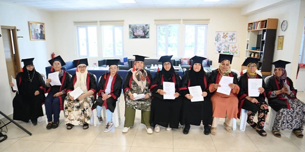 Cübbe giyip kep attılar... 65 yaş üstü mezuniyet heyecanı!