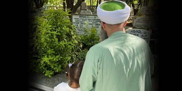 Cübbeli Ahmet Hoca annesinin mezarını torunu ile ziyaret etti