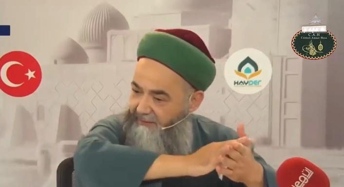 Cübbeli Ahmet Hoca'dan akıl almaz olay! Fotoğraf kendini yere attı, Sakal-ı Şerif kendi kendine yürüdü