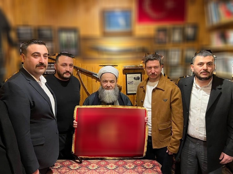 Cübbeli Ahmet Hoca’ya verilen hediye olay oldu! Asıl bomba ise arkadaki fotoğraflar